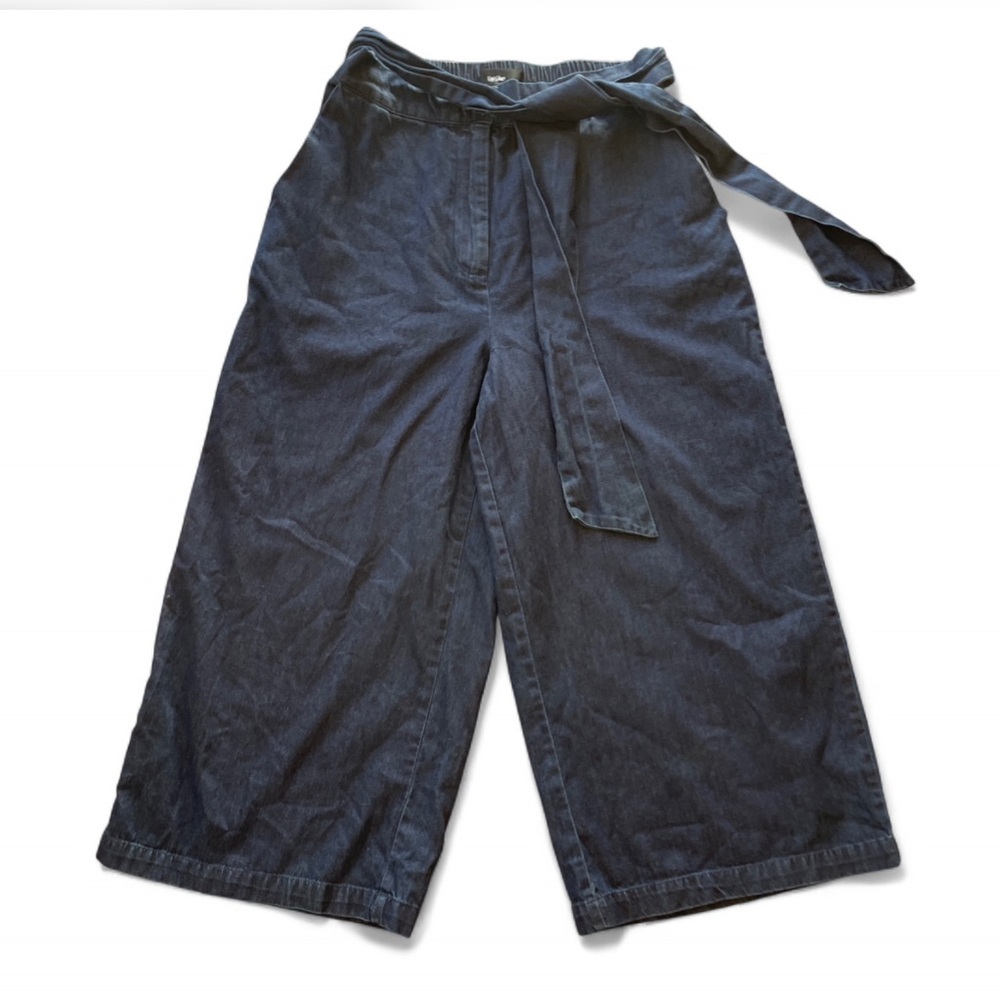 Wide-Leg Cropped Denim Pants with Belt‎